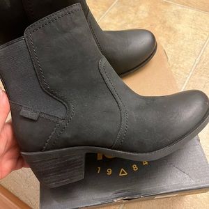 Teva Anaya Chelsea black boots